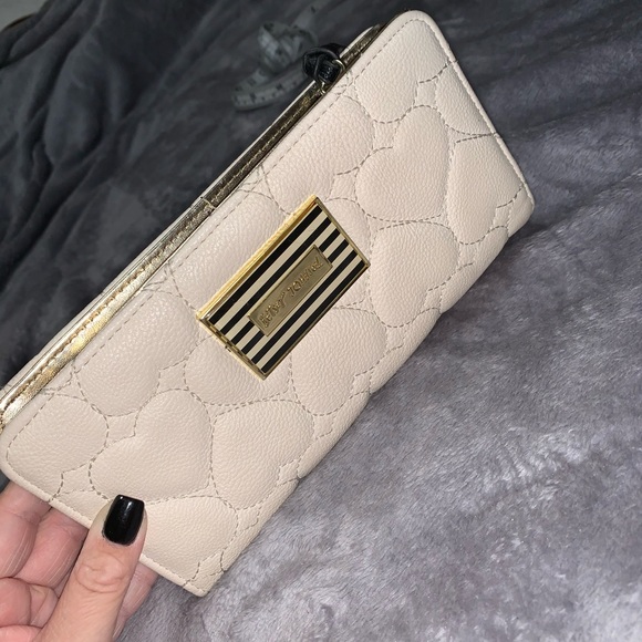 Betsey Johnson Handbags - Betsy Johnson Wallet 🖤